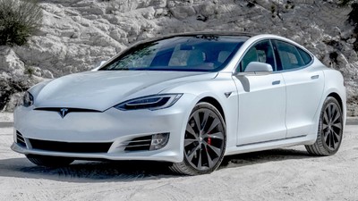 Tesla  Liftback Facelift